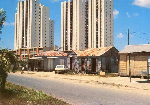 Cases en bois et tours d'habitation, Lauricisque dans les années 1970